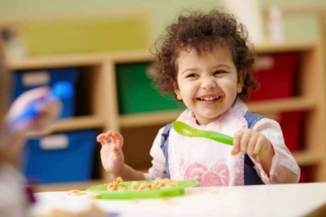4 Taktik Agar Si Kecil Mau Coba Makanan Baru