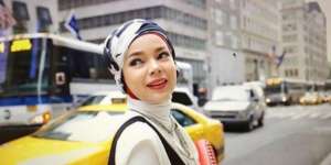 Ingin Tampil Mempesona? Cobalah Turban Ala Dewi Sandra