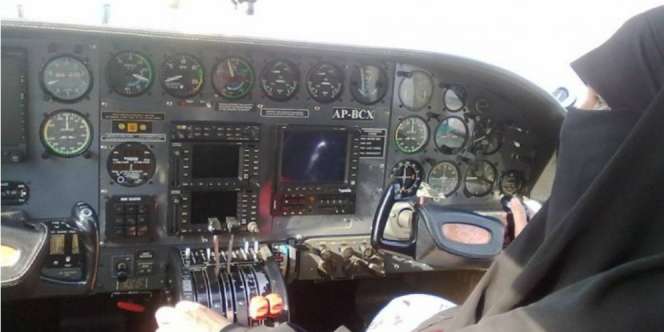 Mengenal Shahnaz Laghari, Pilot Bercadar Asal Pakistan