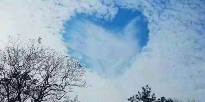 Penampakan Awan `Cinta` Bikin Geger