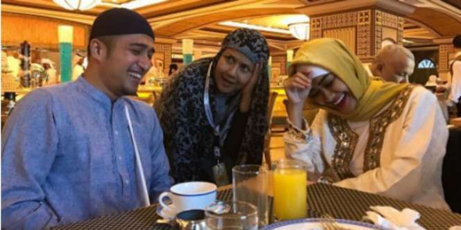 Momen Mengharukan Jupe dan Ria Irawan saat Umrah
