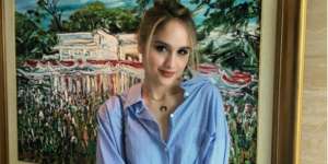 Cinta Laura Foto Bareng Pria Bule, Kekasih Baru?