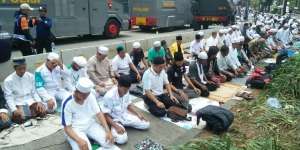 Demonstran Gelar Sholat Zuhur di Luar Sidang Ahok