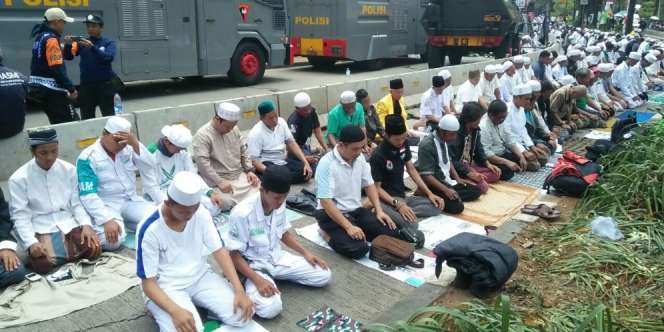 Demonstran Gelar Sholat Zuhur di Luar Sidang Ahok