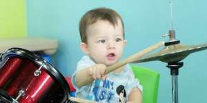 Pose Anak ke Dua Risty Tagor Main Drum Bikin Gemas