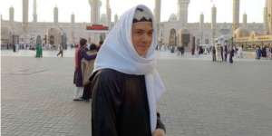 Kenakan Busana Trendy saat Umroh, Irwansyah Tuai Kritik