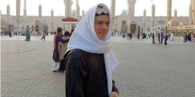 Kenakan Busana Trendy saat Umroh, Irwansyah Tuai Kritik