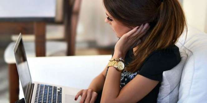 Wanita yang Gemar Tonton Film Syur Berisiko Cerai