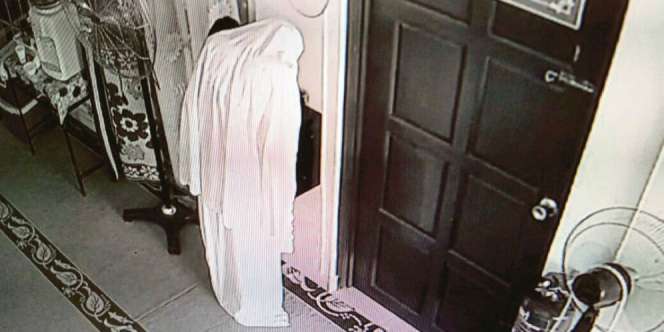 Di Balik Sosok `Mukena Misterius` yang Terekam CCTV Masjid