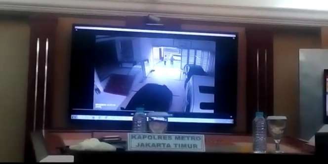 Rekaman CCTV Lengkap Detik-detik Perampokan di Pulomas
