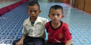 Pengorbanan Kakak Rela Pakai Sepatu Adik Berukuran Kecil