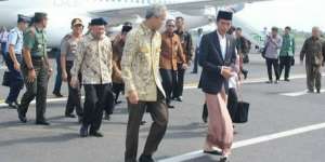 Saat Jokowi Naik Pesawat Kepresidenan Pakai Sarung