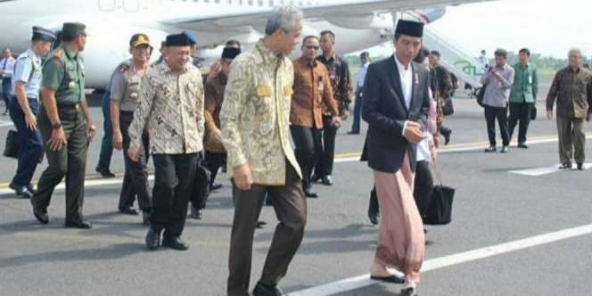 Saat Jokowi Naik Pesawat Kepresidenan Pakai Sarung