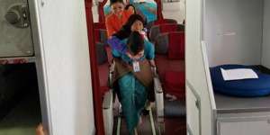 Cerita di Balik Foto Pramugari Garuda Gendong Nenek