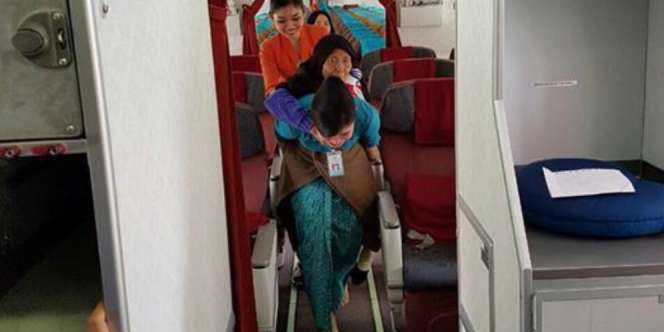 Cerita di Balik Foto Pramugari Garuda Gendong Nenek