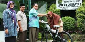 Perjuangan Okti, Siswi Berprestasi Kayuh Sepeda Butut 30 Km