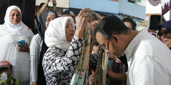Kisah Selendang Istimewa Sa'idah untuk Anies