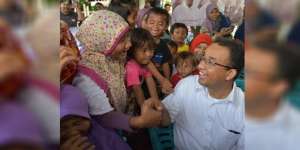 Usai Sholat di Mushola Assaadah, Anies 'Dicegat' Seorang Ibu