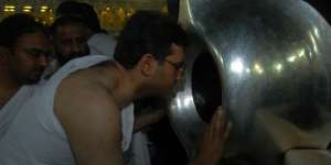 Mengapa Perlu Mencium Hajar Aswad di Tanah Suci?
