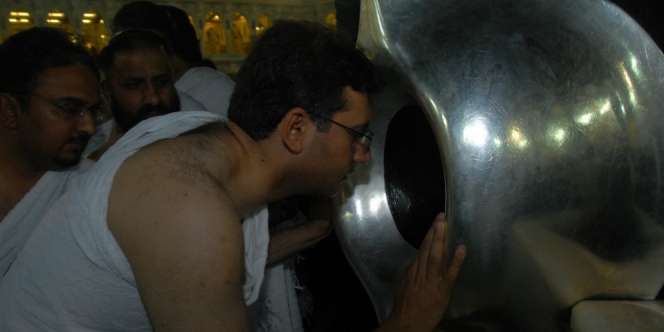 Mengapa Perlu Mencium Hajar Aswad di Tanah Suci?