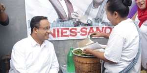 Curhat Penjual Pecel Legendaris Bukde Tin di Depan Cagub Anies