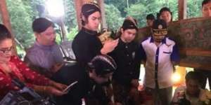 Kebahagiaan Anak Maia di Acara Tedak Siten Anak Mulan Jameela