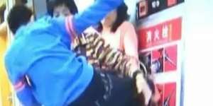 Dilarang Main Ponsel, Anak Durhaka Tendang Ibu Berkali-kali