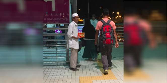 Kakek Ali Jual Buku dengan Harga Seikhlasnya