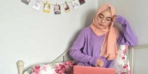 Tutorial Hijab Modis Nan Simpel untuk Cewek Berkacamata