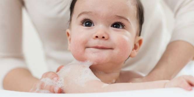 Anak Selalu Cemberut Saat Mandi, Siasati dengan Cara Ini