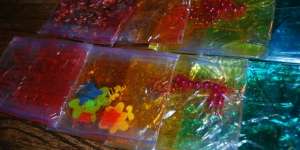 Buat Plastik Permainan Sensorik untuk Si Batita, Yuk!