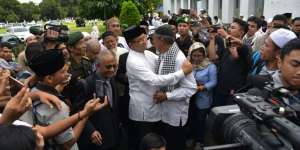 Pelukan Hangat Guru SMP Pada Anies Baswedan