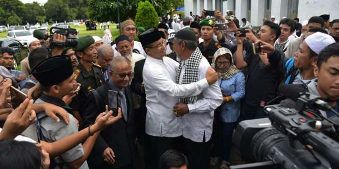 Pelukan Hangat Guru SMP Pada Anies Baswedan