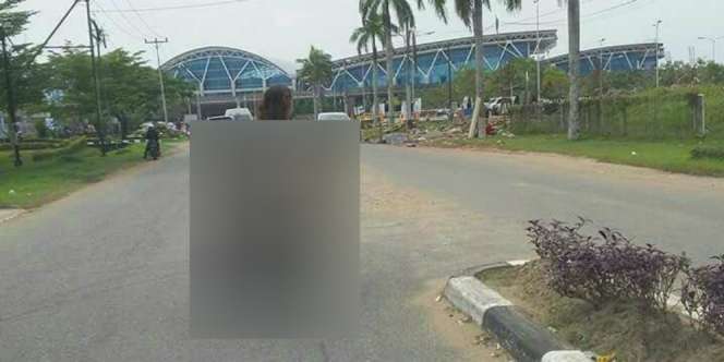 Tanpa Busana, Gadis Ini Nekat Naik Motor ke Bandara