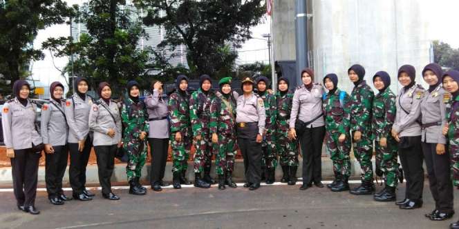 Polwan dan Kowad Berhijab Turut Amankan Demo FPI