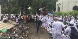 Shalawat dan Lagu Nasional Massa FPI di Depan Mabes Polri