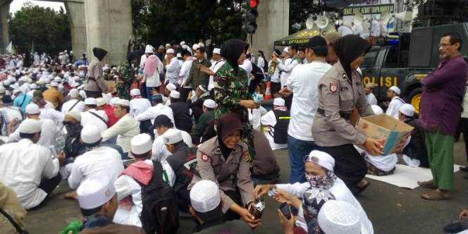 Polwan dan Kowad Berhijab Bagikan Makanan ke Massa FPI