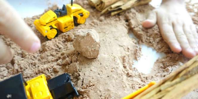 Main 'Eskavator' Seru dengan Cloud Dough Cokelat