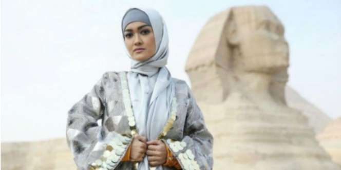 Pesona Julia Perrez di Tengah Padang Pasir Mesir