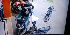 Lihat Cewek Ini Keluarkan Motor dari Pakiran, Netizen Gregetan