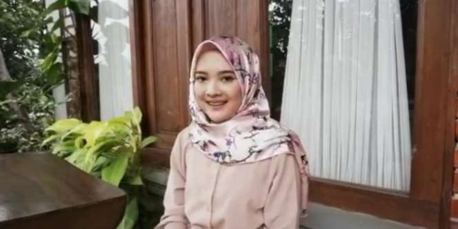 Tutorial Mengatasi Hijab Satin Agar Tidak Licin Saat Dipakai