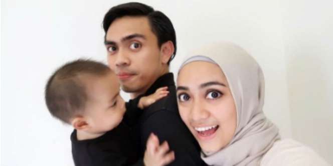 Cara Suami Ayudia Gendong Anak Bikin Ngilu