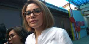 Kemesraan Nikita Mirzani dengan Pria Bule Bikin Geger