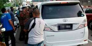 Dikira Sudah Mati, Pengemudi Mobil Mewah Itu Ternyata...