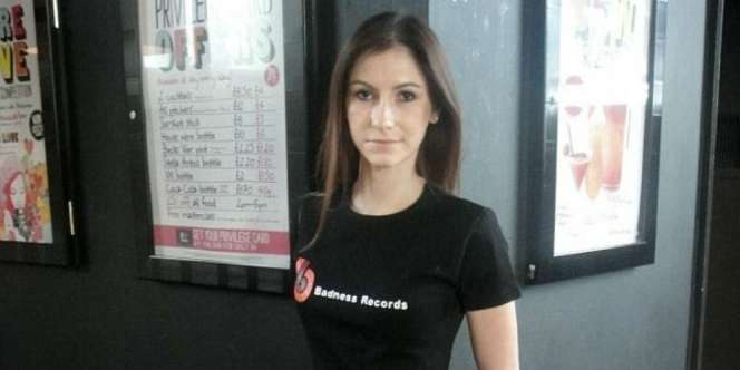 Foto Biasa Wanita Ini Bikin Geger, Apa yang Janggal?