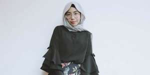 Lady Yulia: Atasan `Bell Sleeves` Kembali Tenar