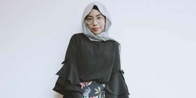 Lady Yulia: Atasan `Bell Sleeves` Kembali Tenar