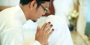 Mengharukan, Kesabaran Lelaki Ini Membuat Hati Bergetar