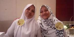 Gadis Ini Selalu Merangkak di Kaki Ibu Demi Dapatkan Restu
