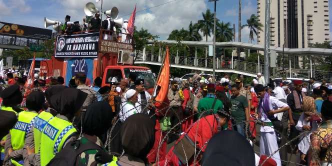 Kawal Rizieq, Massa FPI Nyanyikan Lagu Indonesia Raya
